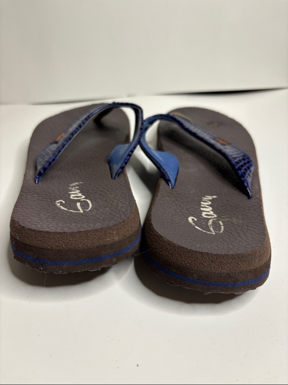 Savvy size 10 Women's Blue Croc-Texture Flip Flop Sandals - Picture 7 of 9